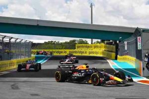 F1 2024 Miami: Max Verstappen Tetap Paten, Pesona Hamilton Masih Bersinar di Mata Pembalap Papan Bawah